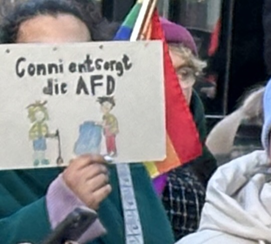 Conni "entsorgt die AfD" auf der Demonstration am Samstagnachmittag (27.01.2024)