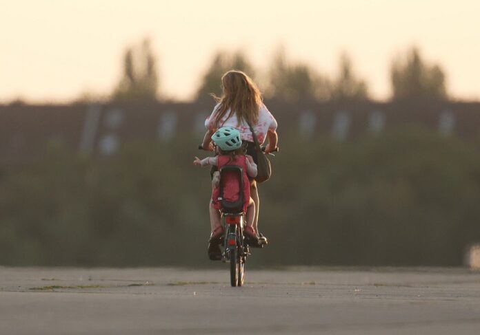 Mutter und Kind auf einem Fahrrad