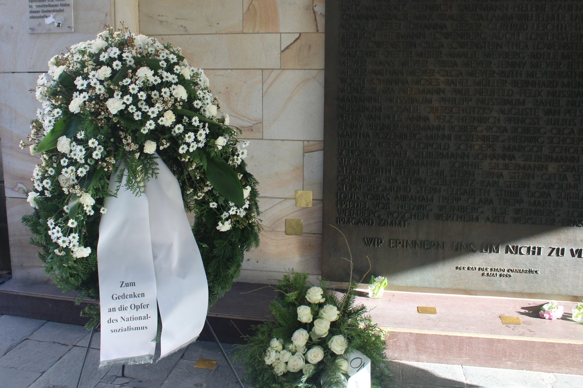 Kranz zum Gedenken an die Opfer des Nationalsozialismus neben der Gedenktafel unter den Arkaden der Stadtbibliothek. / Foto: Dominik Lapp