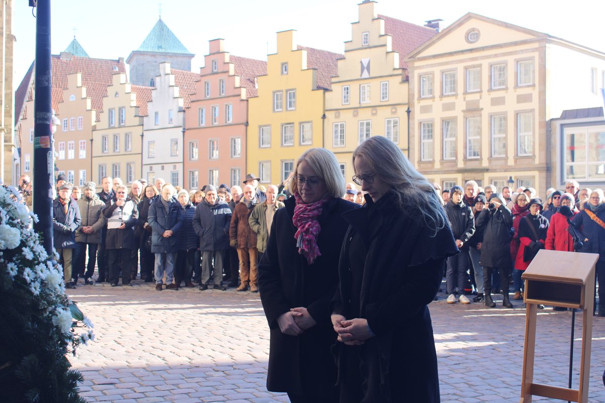 Oberbürgermeisterin Katharina Pötter und Landrätin Anna Kebschull bei der Kranzniederlegung. / Foto: Dominik Lapp