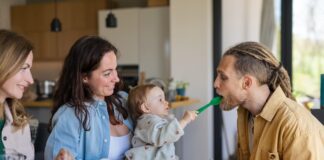 Mit der Familie im Restaurant essen