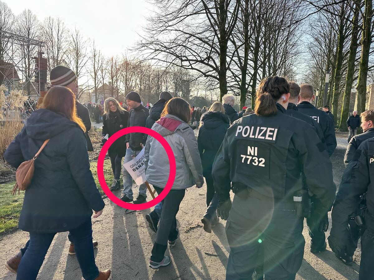 Weil die eigene Demonstration nicht stattfand? Vertreter von "Grundrechte Osnabrück" mit etwas verstecktem Plakat auf der Demo am Schlossgarten.