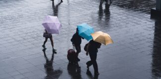Menschen im Regen