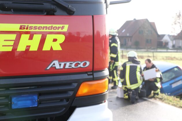 PKW kommt von Straße ab und fährt in Graben. Rettungskräfte in Bissendorf im Einsatz