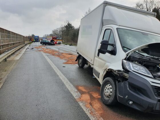 PKW gerät in Gegenverkehr, schwerer Unfall mit drei Fahrzeugen in Osnabrück-Atter