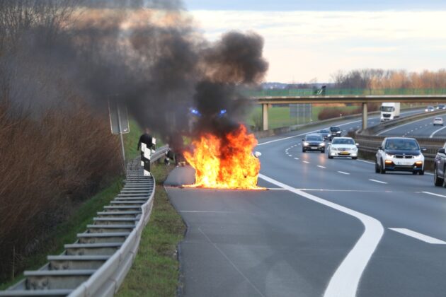 PKW brennt auf Autobahn 30 bei Melle lichterloh
