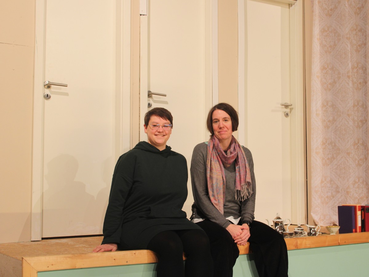 Swetlana Krieger und Saskia Meyer leiten die Theater-AG der Angelaschule. / Foto: Dominik Lapp