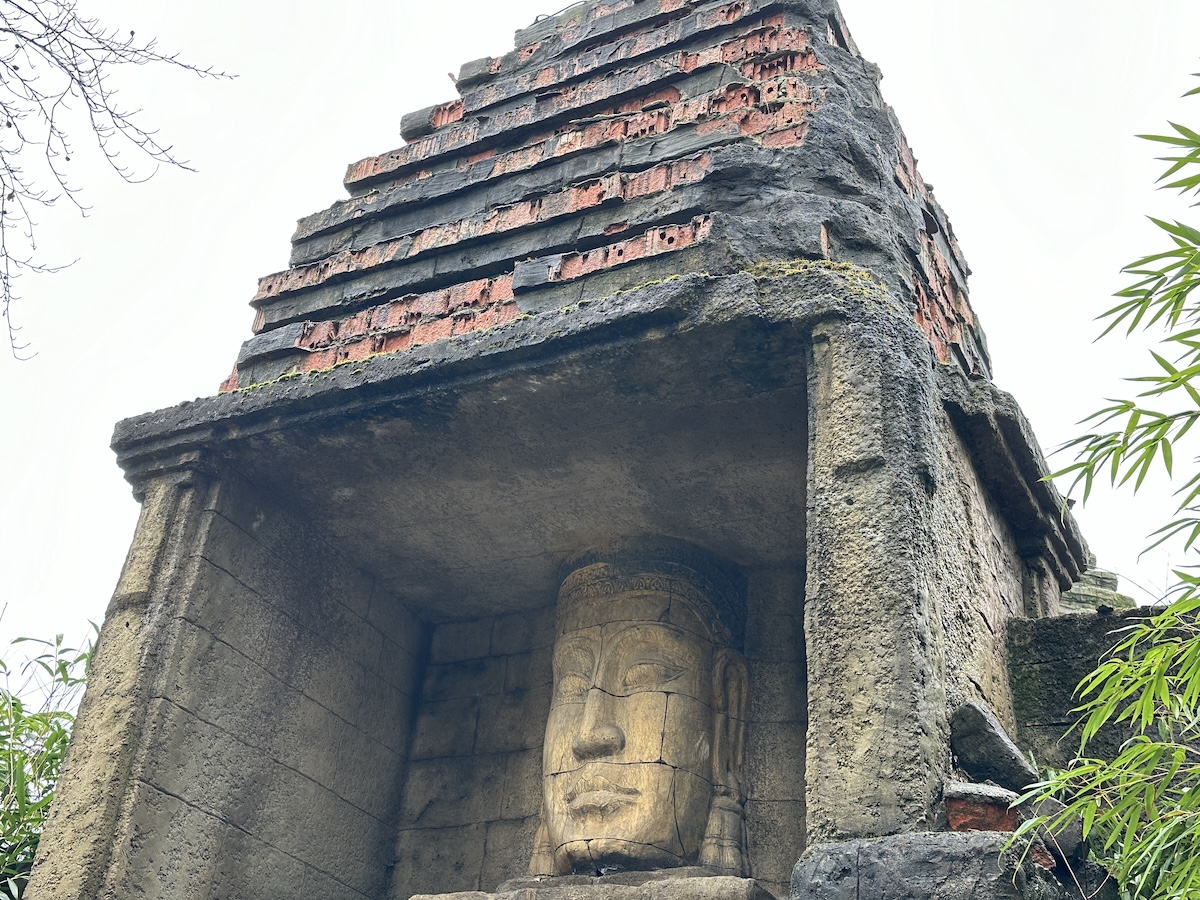 Auch am Affentempel "Angkor Wat" ist die Zeit nicht vorüber gegangen. Das fast eintausend Jahre alte Original in Kambodscha ist teils in besserem Erhaltungszustand