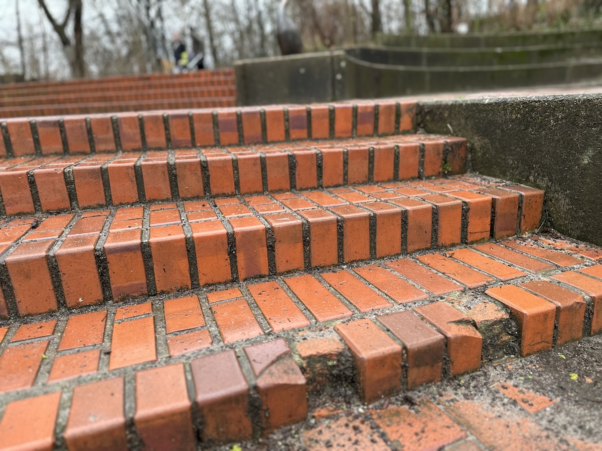 Vorsicht Stolperfalle: Eine Treppe im Zoo Osnabrück, die dringend auf Handwerker wartet