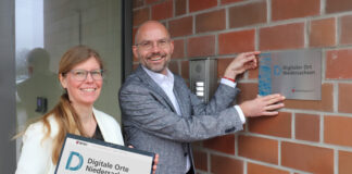 WIGOS-Geschäftsführer Peter Vahrenkamp und Andrea Frosch vom UnternehmensService der WIGOS freuen sich über die Auszeichnung aus Hannover. / Foto: Eckhard Wiebrock
