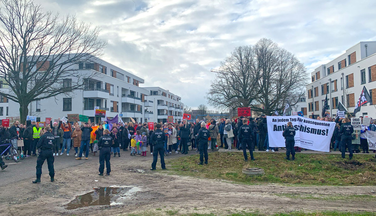 Direkte Konfrontation: Gegendemonstranten rücken an die Sporthalle im Landwehrviertel heran