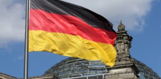 Deutschlandflagge vor dem Bundestag