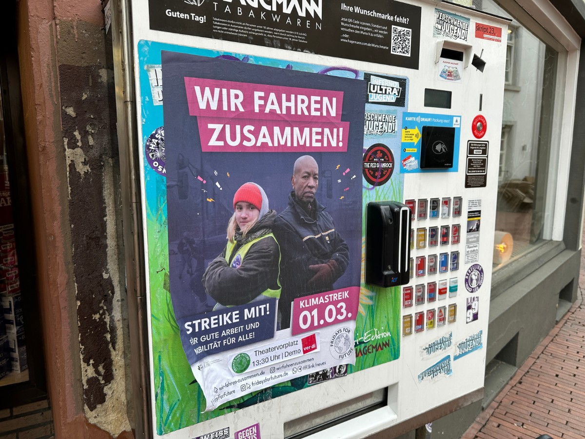 Klimastreik schön und gut – das Bekleben eines Zigarettenautomaten mit einem Streik-Plakat ist Sachbeschädigung. / Foto: Pohlmann