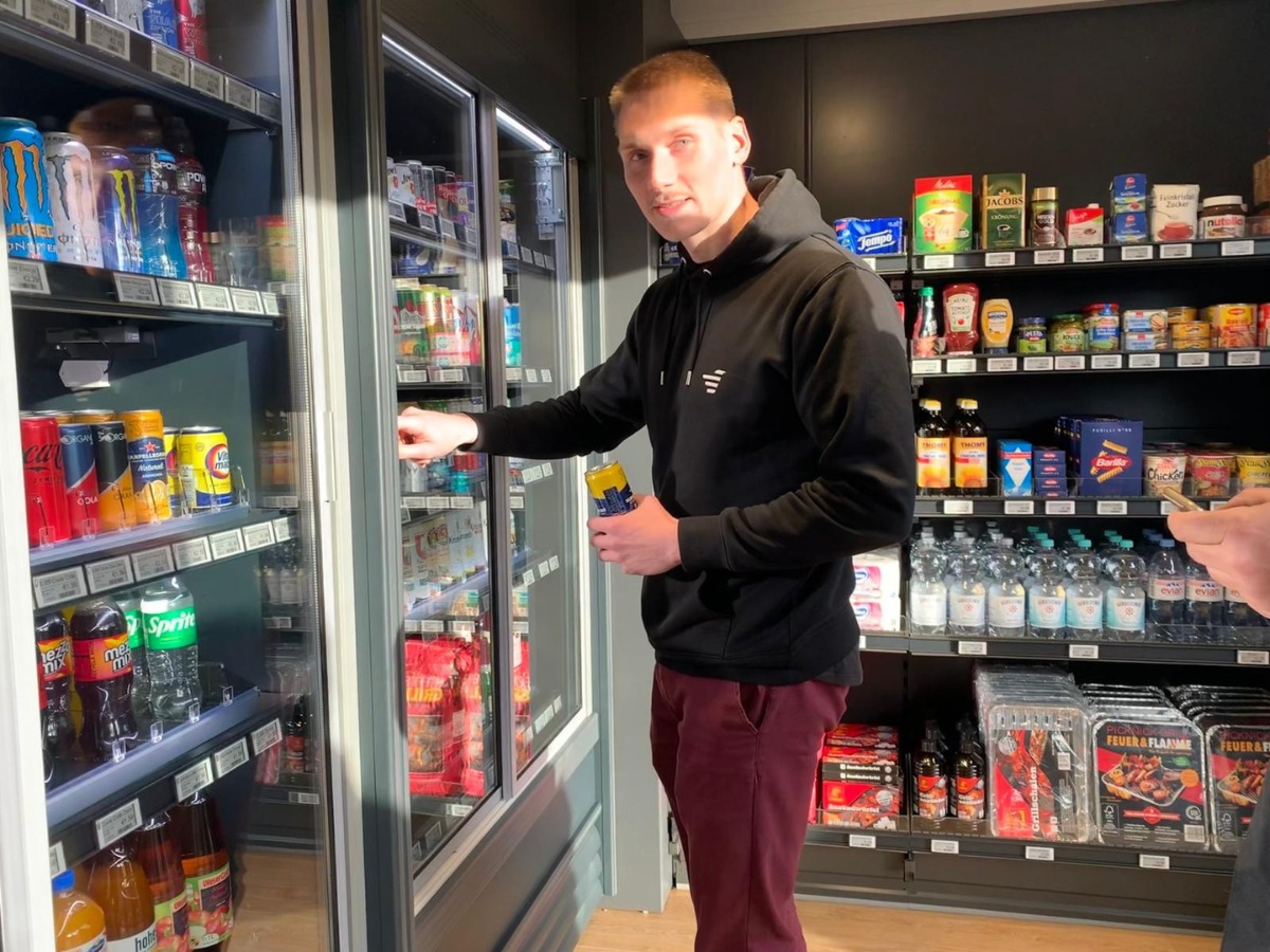 Thorben Pantring stellt fest, dass der Kühlschrank mit Alkohol verschlossen bleibt, wenn man nicht nachweist, mindestens 18 Jahre als zu sein. / Foto: Alke Eva Wallmeyer
