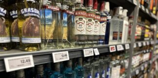 Regal mit hochprozentigem Alkohol in einem Supermarkt