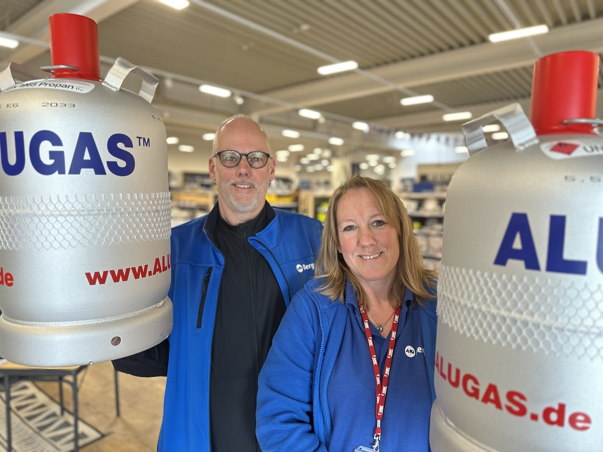Thomas Schorn und Michaela Sprenger zeigen die leichten Alugas-Flaschen aus dem Saisonstart-Angebot