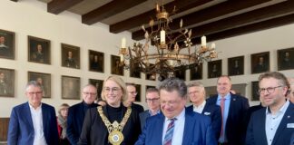 Der niedersächsische Gesundheitsminister Andreas Philippi trägt sich in das Goldene Buch der Stadt Osnabrück ein.