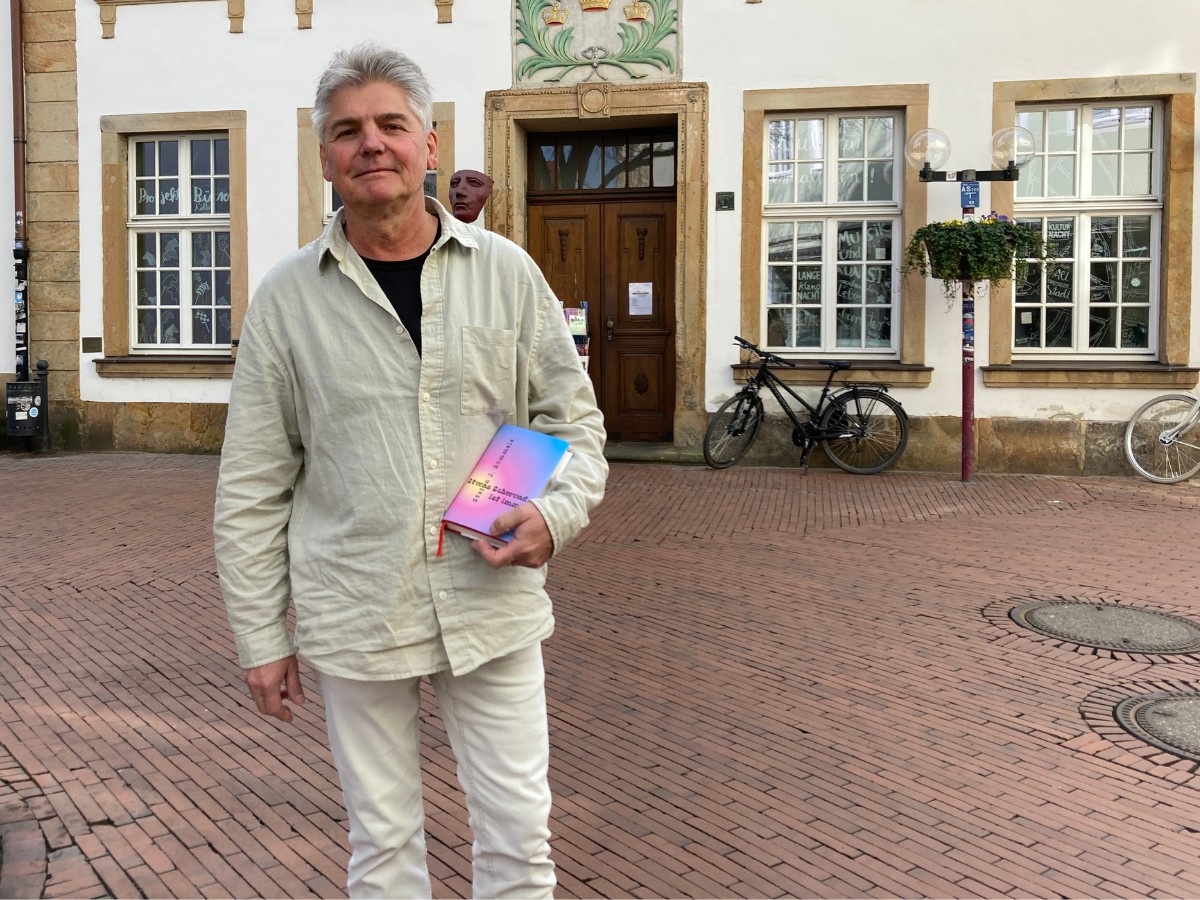 Stefan J. Rümmele präsentiert seinen Debütroman in der Osnabrücker Altstadt vor dem Kulturhaus. / Foto: Dominik Lapp