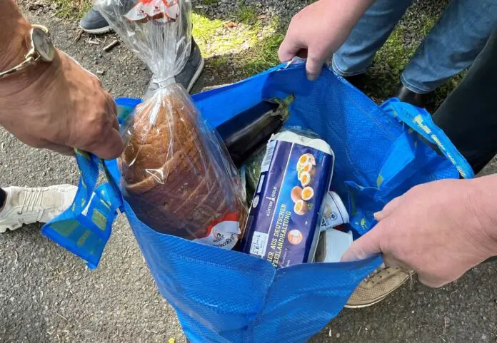 2025-10-15 Tafel Lebensmitteltüte Jeden Mittwoch liefern Ehrenamtliche der Tafelzweigstelle in Bissendorf Lebensmitteltüten aus. / Foto: Gemeinde Bissendorf