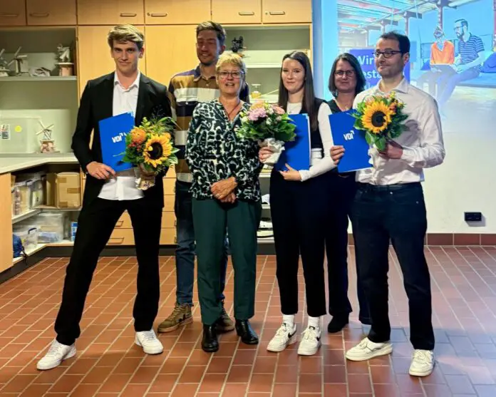 2025-10-23-PM-HSOS-VDI-Auszeichnung-2 V.l.n.r.: Lennard Sogl, VDI-Vorsitzende Prof. Dr. Angela HamannSteinmeier, Sina-Marie Anker, Firas Adleh. Die Studierenden haben sich in ihren Abschlussarbeiten mit aktuellen technischen Fragestellungen beschäftigen und gesellschaftlich relevante Themen aufgegriffen. / Foto: Ulrike Starmann