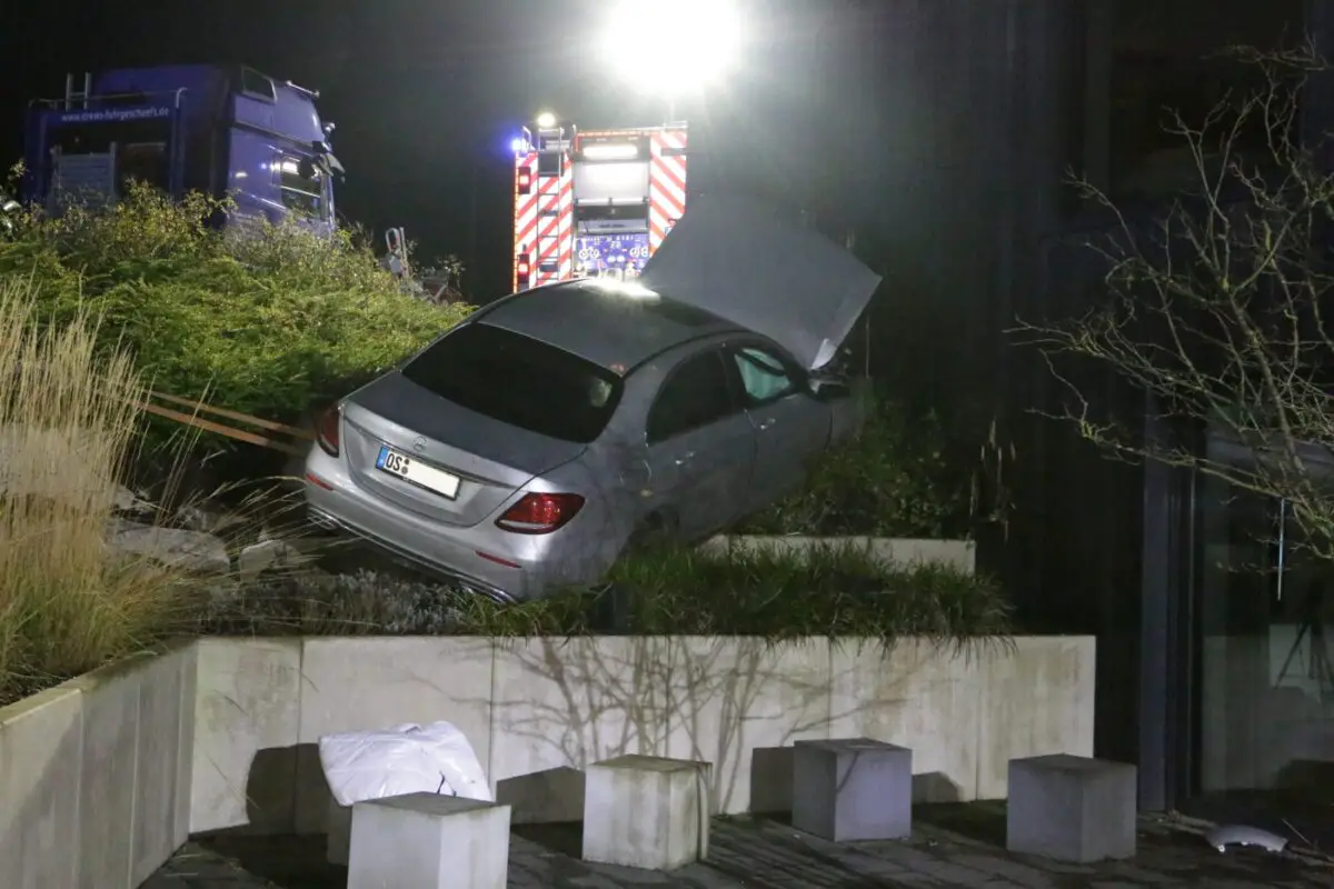 Auto kracht in Fassade