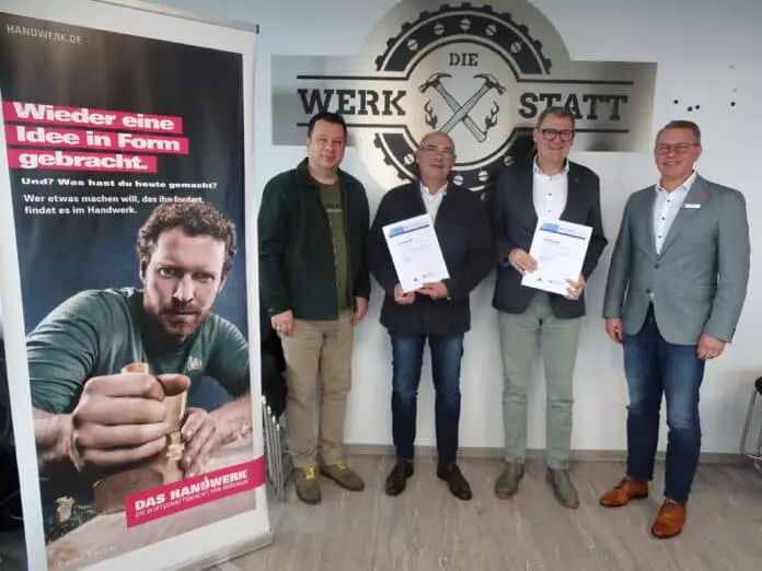 Kammer-Hauptgeschäftsführer Sven Ruschhaupt (r.) und Betriebsberater Alexander Strehl (l.) mit Christian Boers und Christian Möllering. / Foto: HWK in Bad Iburg