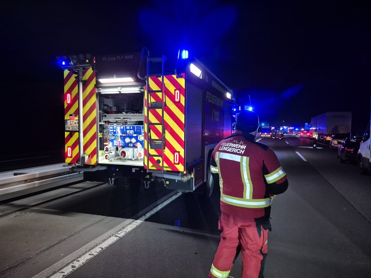 Schwerer Unfall mit Smart auf der Autobahn A1 zwischen Münster und Osnabrück Feuerwehr Lengerich im Einsatz bei Unfall auf der Autobahn A1