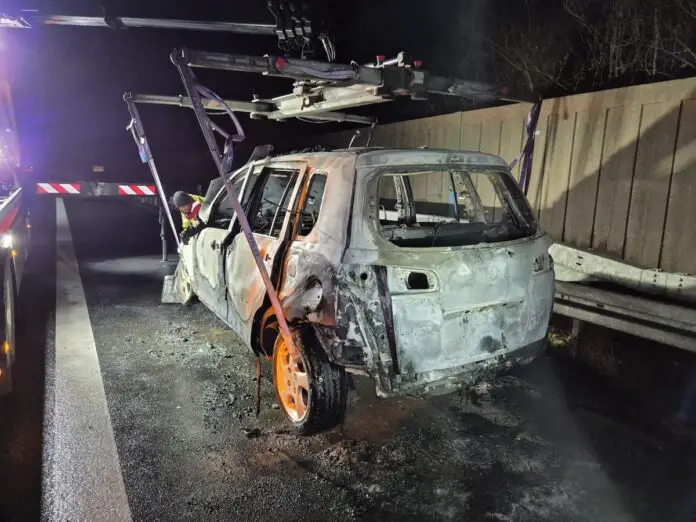 Der völlig ausgebrannte Mazda auf der A30