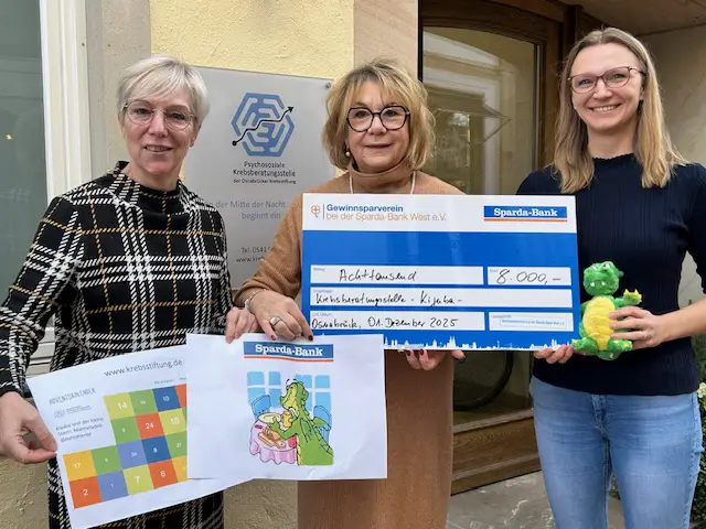 Brigitte Scheuer (Mitte), Filialleiterin der Sparda-Bank in Osnabrück, überreicht den symbolischen Scheck an Nicole Heckerodt (rechts), Leiterin der Krebsberatungsstelle, und Heike Köhler (links), Referentin für Öffentlichkeit und Fundraising. / Foto: Sparda-Bank West