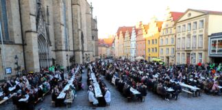 Fastenbrechen vor dem Osnabrücker Rathaus.