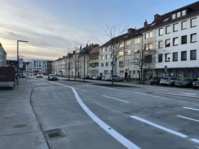 Am Rosenplatz rollt der Verkehr wieder. / Foto: Constantin Binder