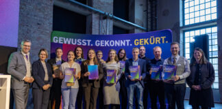 Tobias Hoffmann (Präsident der IHK Niedersachsen), Juliane Hünefeld-Linkermann (Geschäftsbereichsleiterin Aus- und Weiterbildung der IHK Osnabrück – Emsland - Grafschaft Bentheim) und Maike Bielfeldt (Hauptgeschäftsführerin der IHK Niedersachsen, rechts) ehrten die anwesenden landesbesten Auszubildenden aus der Wirtschaftsregion Osnabrück-Emsland-Grafschaft Bentheim