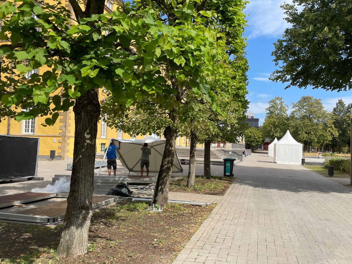 Aufbau für den Tag der Niedersachsen. / Foto: Dominik Lapp