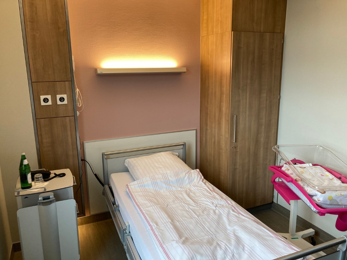 Ein-Bett-Zimmer in der Geburtsklinik des MHO. / Foto: Dominik Lapp