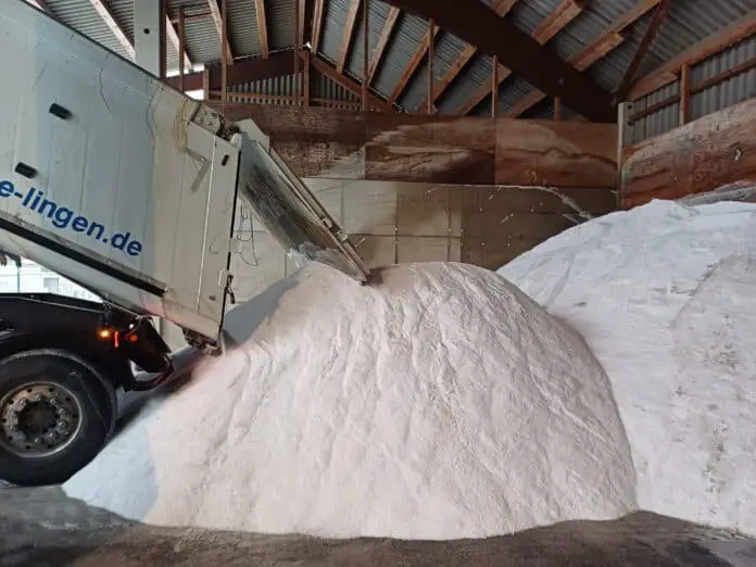 50 Tonnen Streusalz wurden am Freitagvormittag auf dem Gelände des Baubetriebsdienstes angeliefert in Melle