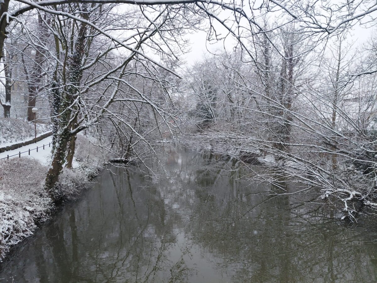 Die Hase fließt durch die winterliche Landschaft / Foto: Justus Hanneken