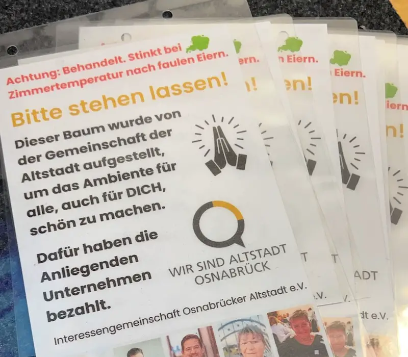 Mit Hinweisschildern warnen die Altstadt-Anlieger vor der "Stinke-Behandlung" und bitten um Verständnis