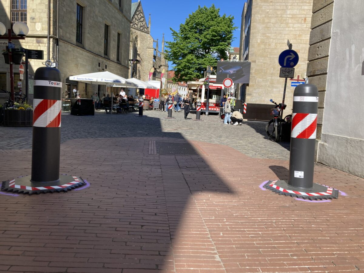Wie mobile Sperren den Osnabrücker Weihnachtsmarkt vor Fahrzeugangriffen schützen sollen Anti-Terror-Sperre in der Osnabrücker Altstadt. / Foto: Dominik Lapp