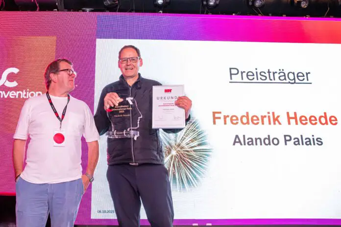 Frederik Heede (r.) nimmt den Preis entgegen. / Foto: Tanja Brückner, tanjabrueckner.de