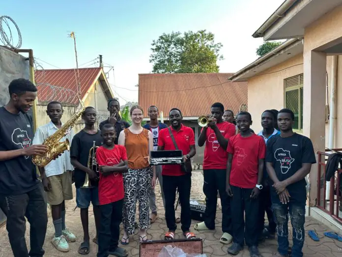 Schon bei ihrer Ankunft wurde Sara Gmeinweiser musikalisch begrüßt. / Foto: Sara Gmeinweiser