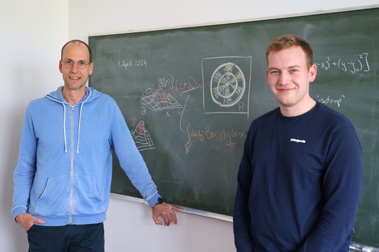Prof. Dr. Jochen Gemmer und Merlin Füllgraf präsentieren ihre Formeln für die beste Dart-Strategie / Stina Koch
