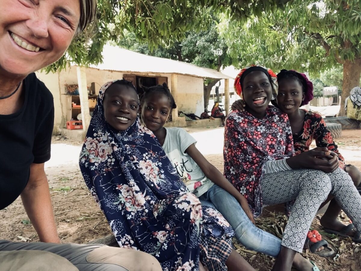 Cordula Töpfer mit Kindern in Gambia. / Foto: privat