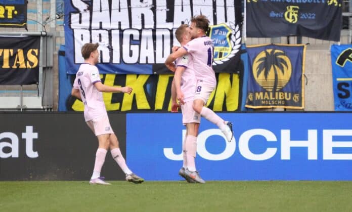 Torjubel des VfL Osnabrück nach dem Tor zum 0:1 durch Niklas Wiemann.