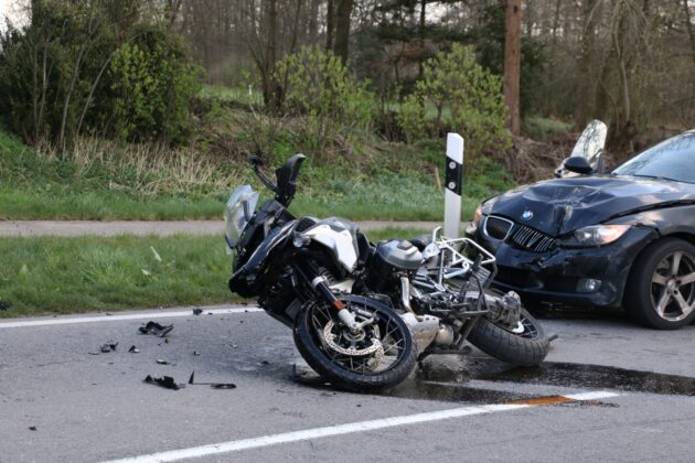 Motorradfahrer gerät in Gegenverkehr und prallt frontal gegen PKW in Melle