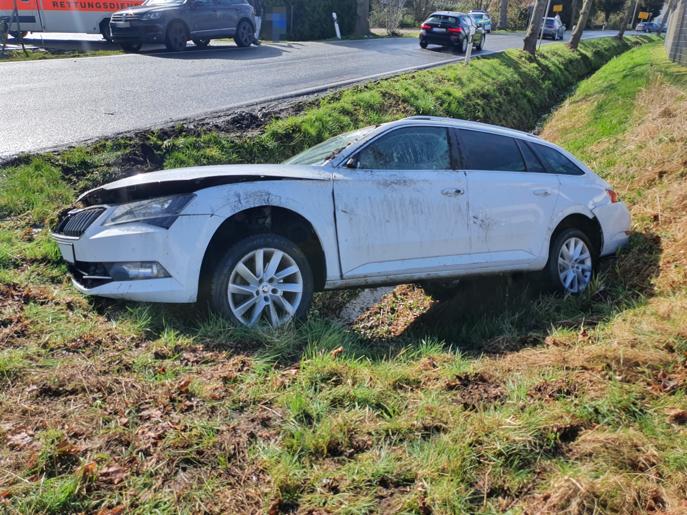 Unfall in Melle: Auto prallt gegen Baum und landet in Graben
