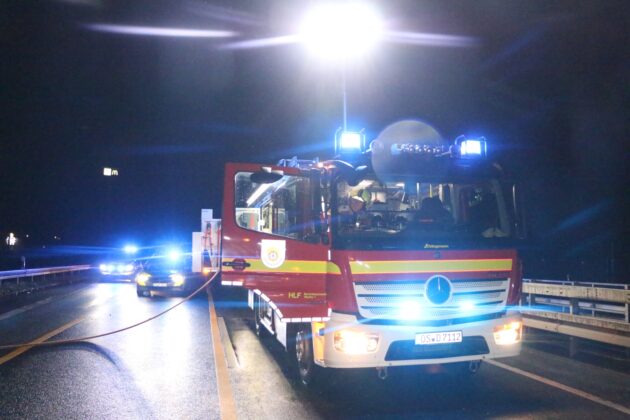 Löschfahrzeug der Feuerwehr Osnabrück mit Lichtmast