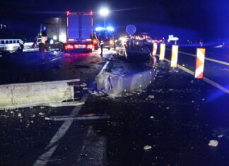 LKW hinter durchbrochener Leitplanke