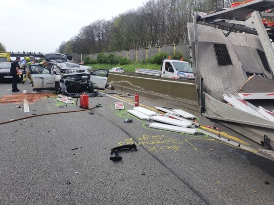 Zwei Verletzte: PKW kracht in Sicherungsfahrzeug auf Autobahn A1 bei Osnabrück