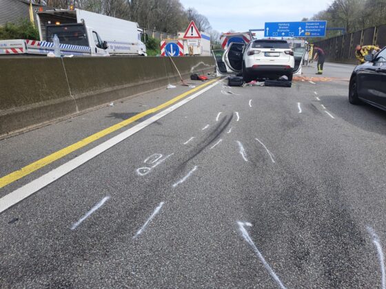Zwei Verletzte: PKW kracht in Sicherungsfahrzeug auf Autobahn A1 bei Osnabrück