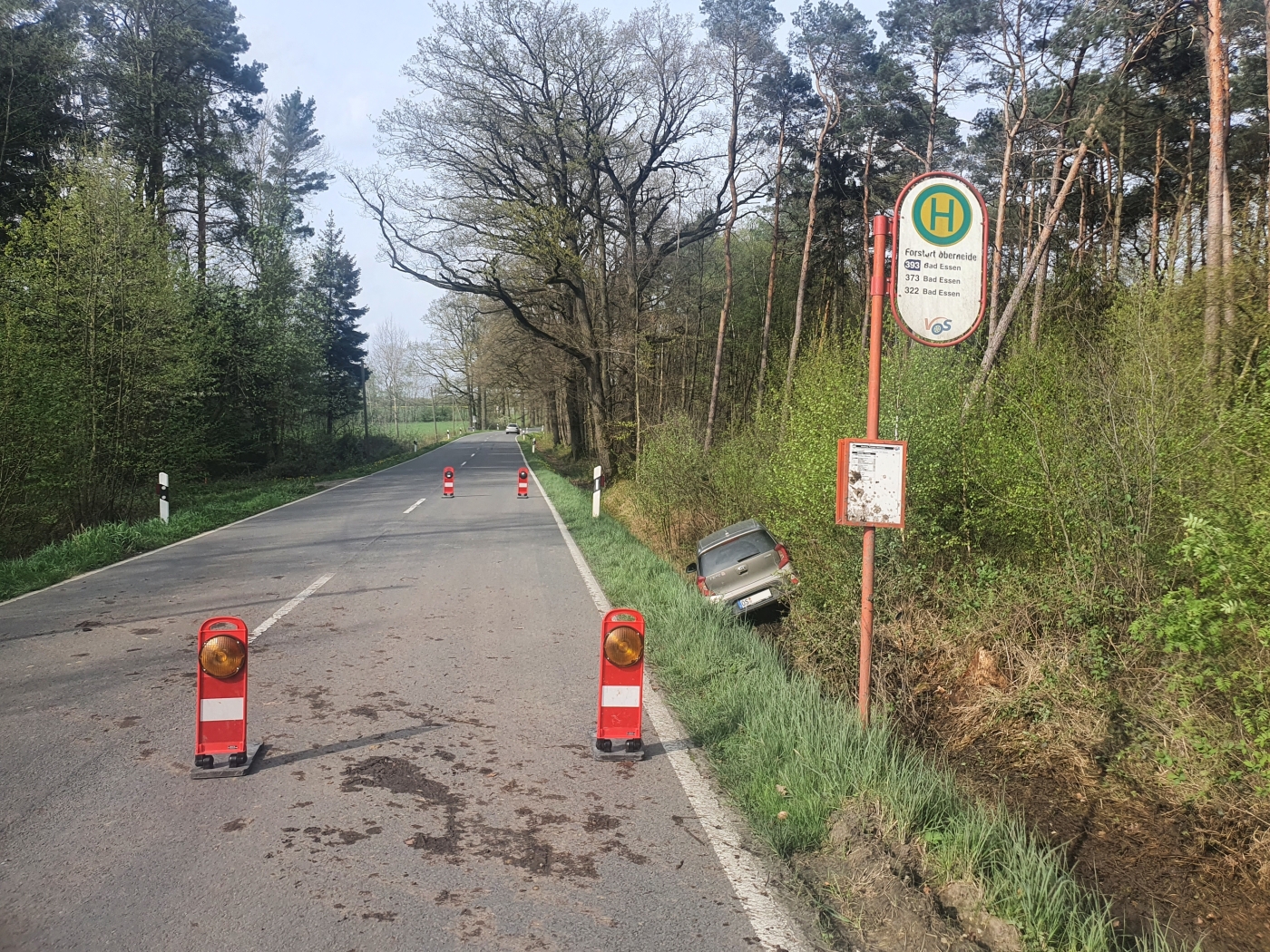 PKW fährt in Bissendorf in Graben
